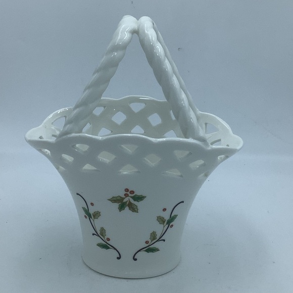 Mikasa Holiday Lace 7 1/2” Basket with Handle - Picture 1 of 8